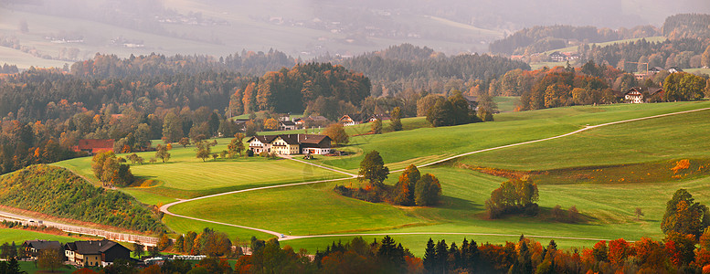 阿尔卑斯山美丽的山地乡村景观的全景,奥地利青山的背景下的村庄美丽的世界蒙特西奥地利阿尔卑斯山的多彩山景图片