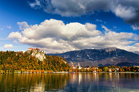 五彩缤纷的秋日流血的湖,斯洛文尼亚山脉的流血湖上令人惊叹的景色斯洛文尼亚,欧洲图片