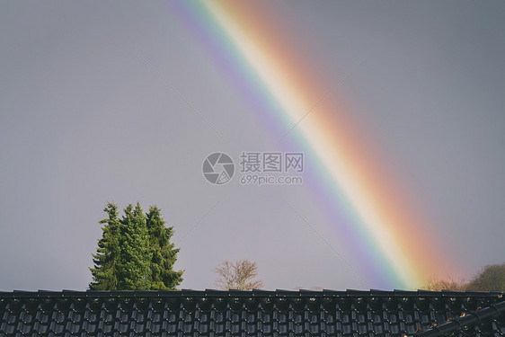 雨后,城市的屋顶上五颜六色的彩虹图片