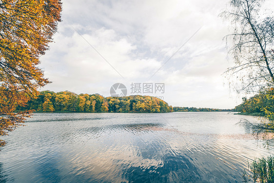 秋天的湖景,秋天的树木五颜六色,十月的阴天个黑暗的湖图片