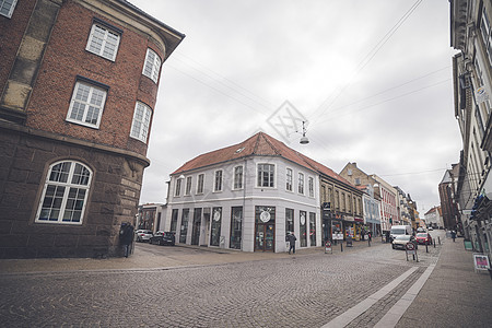 丹麦哈德斯列夫3月25日2017汽车丹麦哈德斯列夫市的条商业街上行驶图片