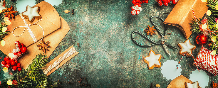 诞礼物包装与小纸板箱,剪刀,节日饼干节日装饰品复古背景,顶部视图,横幅图片