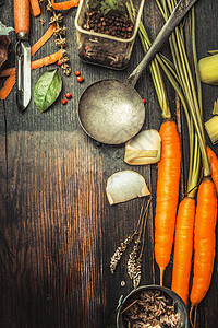 乡村木制食品背景与烹饪勺子,蔬菜配料,顶部视图,地点为文本图片