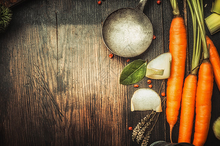 收藏成功 vrf高清图片 乡村厨房桌子,胡萝卜,烹饪勺子味道