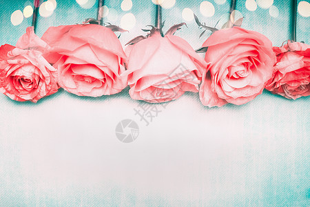 美丽的浪漫玫瑰边界蓝色背景与波基淡色图片