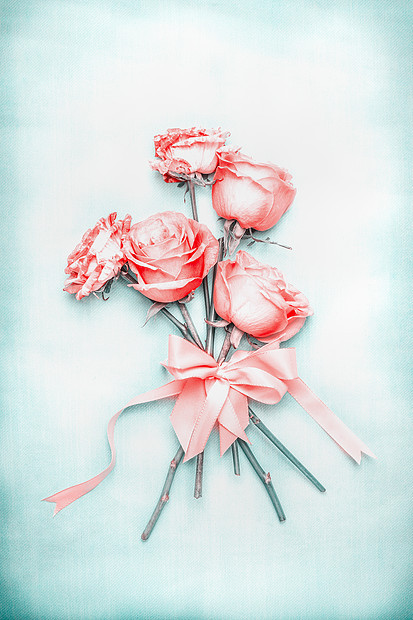 可爱的浪漫玫瑰带蓝色背景上的粉彩,顶部的景色图片
