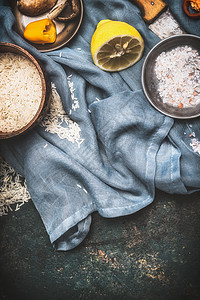 米饭素食烹饪配料黑暗的乡村背景与厨房餐巾纸,顶部视图健康食品,饮食营养排图片