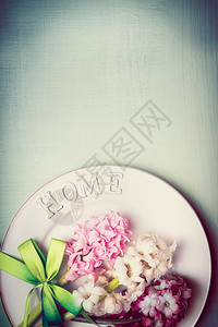 春桌盘子,丝带可爱的风信子花,顶部视图,边框,粉彩,垂直图片