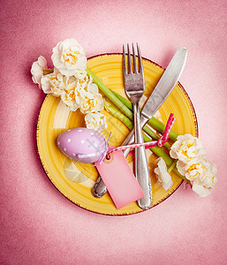 复活节餐桌与节日装饰鲜花,顶部视图图片