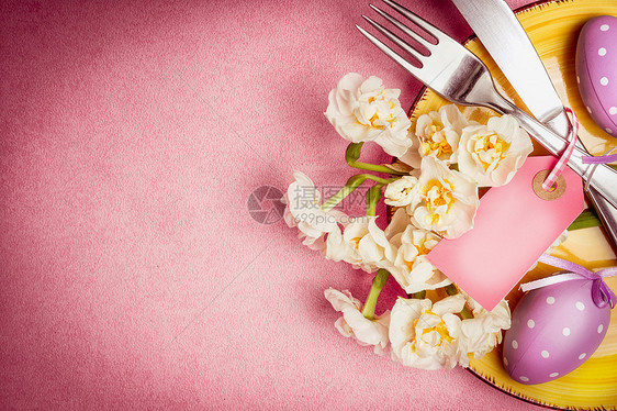 复活节桌子与盘子,餐具,花,鸡蛋空白标签粉红色背景,顶部视图,文字的地方图片