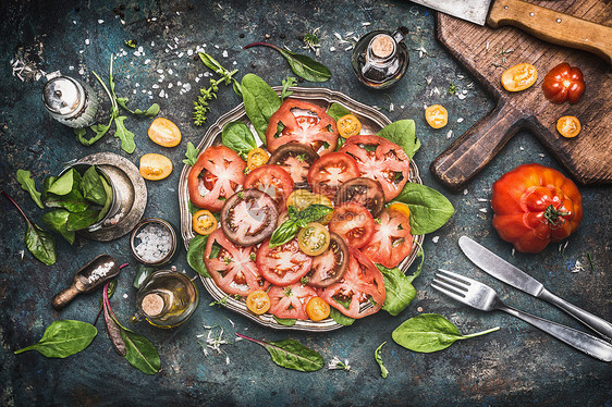 经典的传统西红柿马苏里拉沙拉,黑暗的乡村厨房桌子上准备食材,砧板餐具,俯视图图片