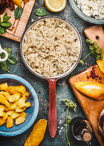 煮熟的藜麦锅与健康的烹饪成分为沙拉,顶部视图图片