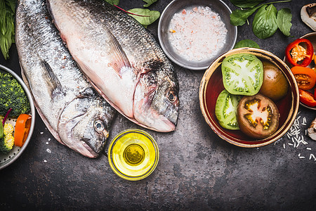 生鱼搭配蔬菜,健康食品饮食烹饪理念,顶级视野图片