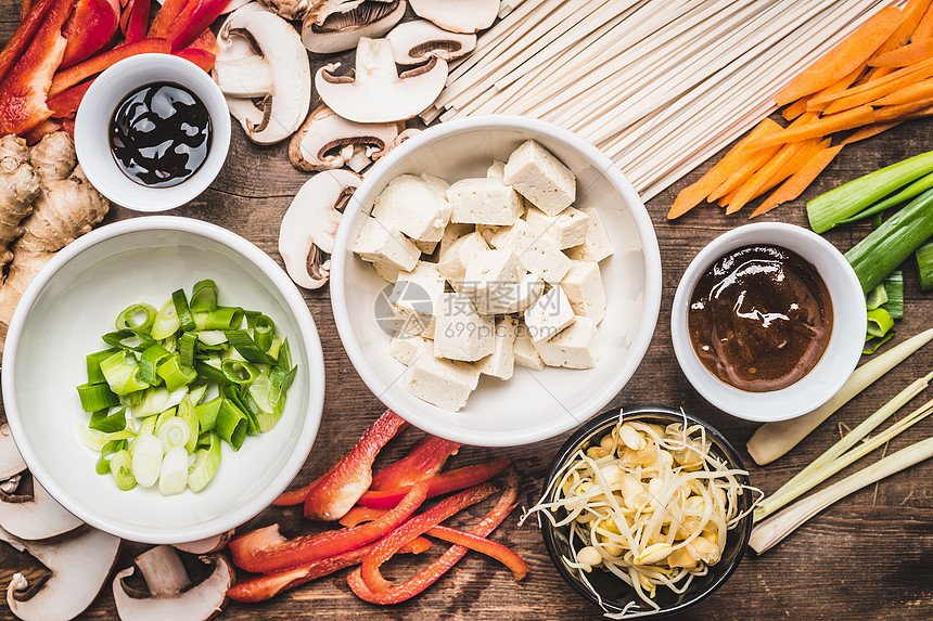 亚洲素食烹饪配料与豆腐,条蔬菜炒的顶部视图图片