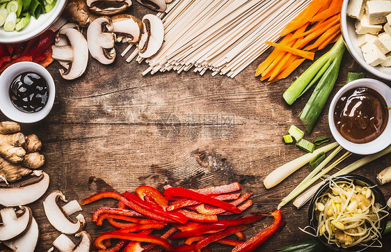 亚洲食品背景,素食烹饪原料筷子豆腐,条,生姜,柠檬草,切蔬菜,芽,葱,海鲜奥地利酱,顶部视图,框架图片