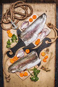 切割板上的生鳟鱼柳与肠道蔬菜,顶部视图健康食品饮食烹饪理念图片
