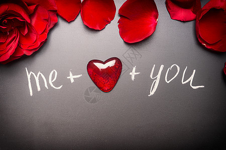 情人节贺卡与玫瑰,心文字加你黑板上,顶部视图图片