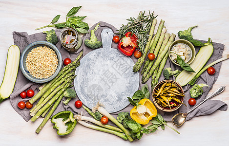 健康素食与各种蔬菜珍珠大麦粥沙拉配料,用于美味的烹饪周围的圆形切割板,顶部视图清洁饮食饮食营养图片