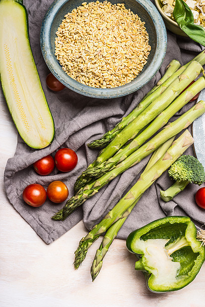 珍珠大麦粥沙拉准备与蔬菜成分,顶部查看健康清洁饮食,素食素食饮食营养图片
