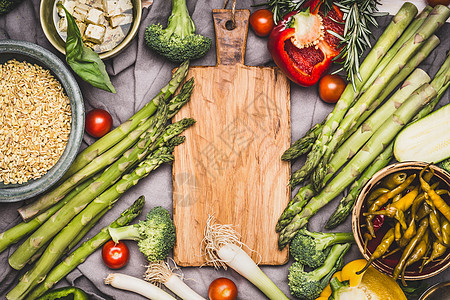 素食成分珍珠大麦粥沙拉周围的木制切割板,顶部视图健康清洁食品饮食营养图片