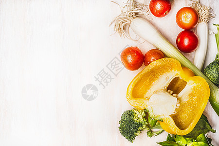 健康的饮食与彩色蔬菜白色木制背景,顶部视图,边界图片