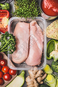 生机鸡胸片塑料包装托盘与各种蔬菜美味烹饪,顶部视图健康食品运动饮食营养图片