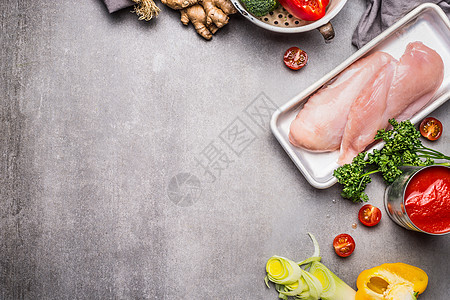生鸡胸片与各种蔬菜成分,美味的饮食烹饪,准备混凝土背景,顶部视图,边界健康食品运动营养理念图片