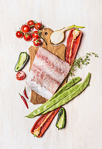 新鲜蔬菜配料的生鱼片的顶部视图,用于美味的烹饪图片