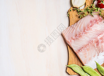 食物背景与生鱼片新鲜调味料白色木制背景,顶部视图,边界图片