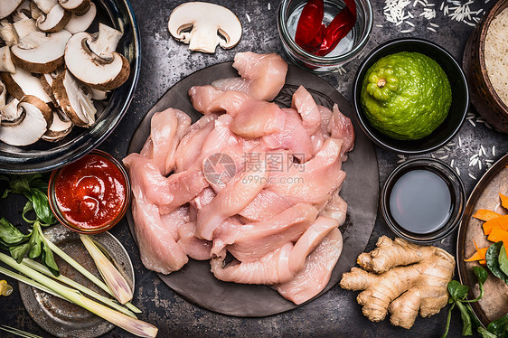 亚洲美食,烹饪原料与生切片鸡胸,石灰,辣椒酱,柠檬草,生姜,蔬菜蘑菇,顶部景观图片