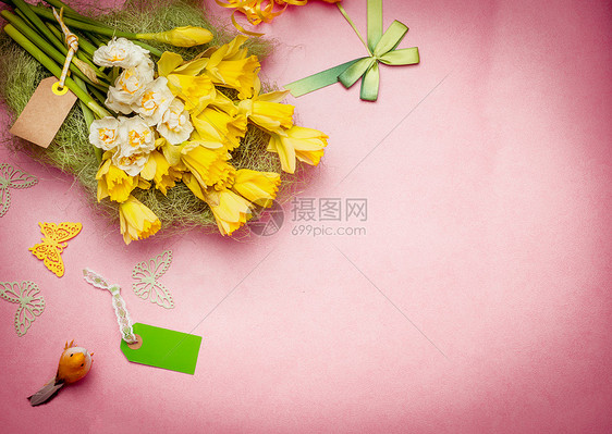 春天问候花与空白标签装饰水仙花背景,顶部视图边界图片