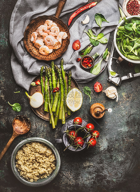 美味的藜麦沙拉准备与木勺,虾,芦笋各种健康蔬菜乡村厨房桌子背景,顶部的景观图片
