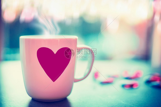 可爱的杯子,粉红色的心窗台上,晚上的自然背景与波基,正的爱的象征情人节的图片