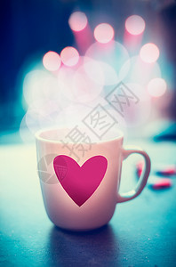 浪漫的生活方式与杯子心博克背景,正视图爱的象征情人节的图片