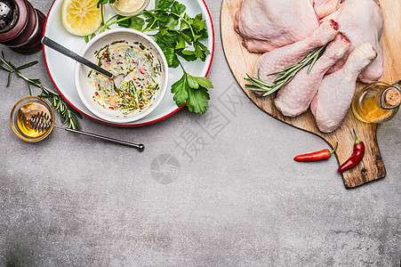 鸡大腿香料与橄榄油,蜂蜜,草药柠檬腌制,顶部视图,边界图片