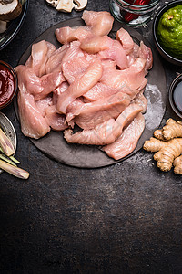 切片鸡肉火鸡片盘子与健康的蔬菜香料黑暗的乡村背景,顶部视图图片