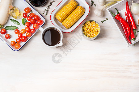 素食玉米汤准备与各种玉米,肉汤烹饪原料白色木制背景,顶部视图,边界健康食品的图片