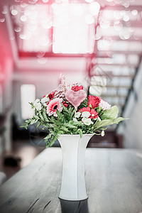 豪华客厅,室内,桌子上花瓶里的花图片