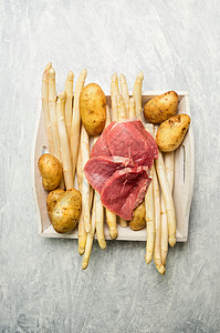 芦笋与生肉片土豆,顶部视图图片