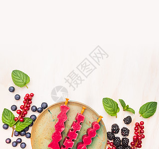 冰淇淋与夏季浆果盘子中弹出红色醋栗,黑莓,蓝莓薄荷叶白色木制背景上,顶部查看文字,框架背景图片