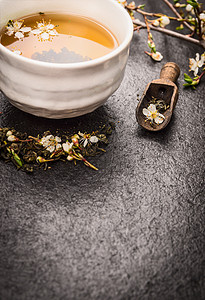 杯茉莉花茶,黑暗的背景上鲜花,图片