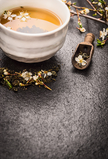 杯茉莉花茶,黑暗的背景上鲜花,图片