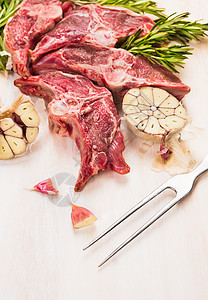 生羊肉腰部白色木制背景上切肉图片