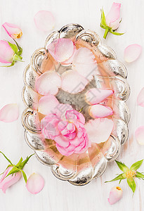 银碗与水玫瑰,顶部视图图片