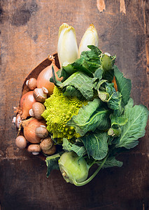 罗曼斯科与新鲜蔬菜菜上的乡村木制背景,顶部视图图片