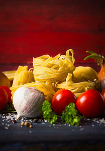 干意大利与蔬菜调味料红色木制背景,放置文字图片