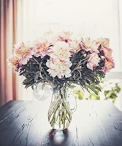 可爱的牡丹桌子上的花瓶窗口背景,静物图片