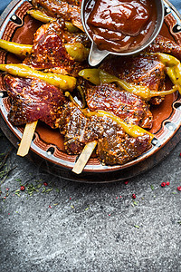 生腌制肉串与绿色辣椒胡椒粉烧烤,顶部视图,图片