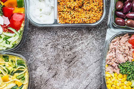 各种健康蔬菜沙拉饭盒,塑料包装灰色石头背景,顶部视图,框架饮食带走食物图片