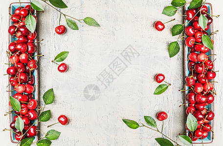 机甜樱桃与叶子,收获花园的白色乡村木背景,顶部视图,框架图片